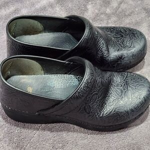 Dansko XP 2.0 Black Floral Tooled Clog, size 40